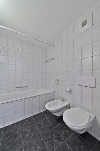 y baño con aseo, lavabo y bañera. en Chesa San Peider - Pontresina en Pontresina