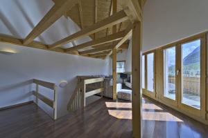 una habitación con una escalera en una casa en Chesa San Peider - Pontresina en Pontresina