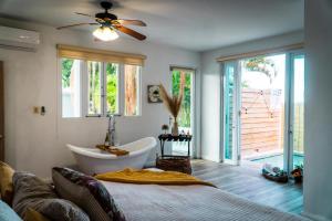 林康Casa Loba Suite 3 with private pool and tub的带浴缸和浴缸的浴室