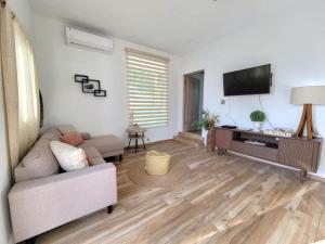 Casa Loba Suite 3 with private pool and tub的电视和/或娱乐中心