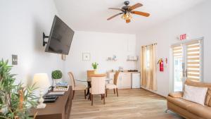 Casa Loba Suite 3 with private pool and tub的电视和/或娱乐中心