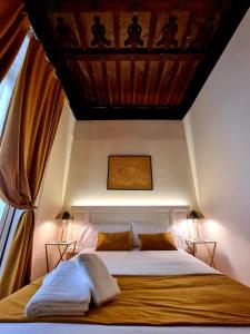 1 dormitorio con 1 cama grande y techo de madera en Le Petit Palü- Flora, en Madrid