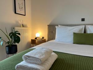sypialnia z łóżkiem z ręcznikami w obiekcie Casa di Somnia Luxury Residence w Marmari +29 zdjęć