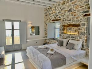 Cama ou camas em um quarto em Thomas Villas on the beach Katapola