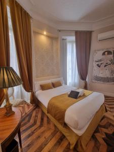 sypialnia z dużym łóżkiem w pokoju w obiekcie Le Petit Palü- Flora w Madrycie +15 zdjęć