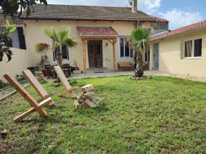 uma casa com um quintal com placas de madeira em frente em Jardin de Coubertin em Béziers