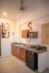 Kuchyň nebo kuchyňský kout v ubytování Maui Hostels Playa del Carmen