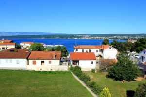 a view of a town with a body of water at Apartmani Mladenka in Malinska