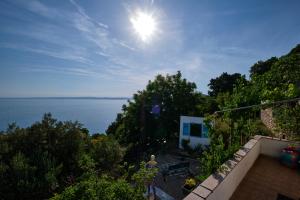 einen Blick auf das Wasser vom Balkon eines Hauses in der Unterkunft Art House in Stara Baška