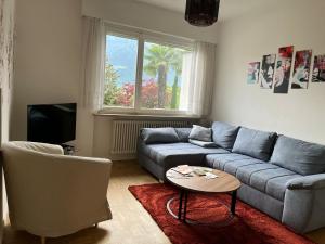 Naif-Home في ميرانو: غرفة معيشة مع أريكة زرقاء وطاولة