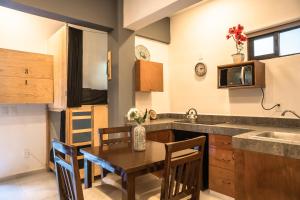 Kuchyň nebo kuchyňský kout v ubytování Maui Hostels Playa del Carmen