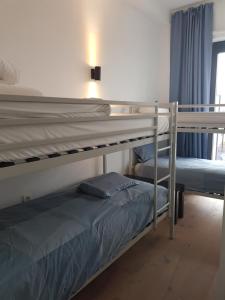 Koja eða kojur í herbergi á Nieuwbouwappartement Lippenslaan met 2 slaapkamers - WIFI - 6 personen
