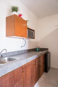 Kuchyň nebo kuchyňský kout v ubytování Maui Hostels Playa del Carmen