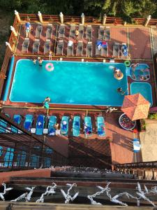Вид на бассейн в Alpin Hotel или окрестностях