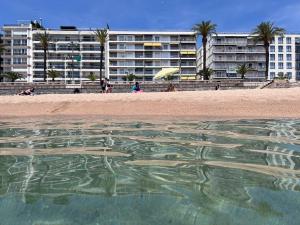 una piscina d'acqua sulla spiaggia con edifici sullo sfondo di New BORODIN FAMILY AB a Lloret de Mar