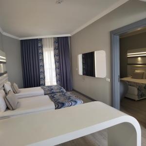 โทรทัศน์และ/หรือระบบความบันเทิงของ Blue Marlin Deluxe Spa & Resort - Ultra All Inclusive