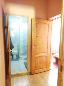 Otwarte drzwi do łazienki z toaletą w obiekcie Guest House on Rechnaya 14G w mieście Lidzava