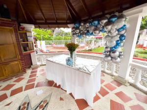 a table with a vase and a bunch of balloons at Casa Campestre La Colombiana in Montenegro