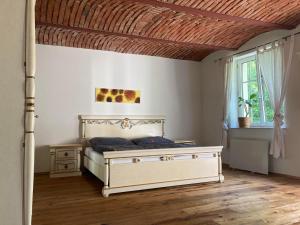 - une chambre avec un lit et un plafond en bois dans l'établissement Auern Apartement, à Auern