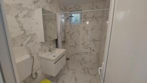 a bathroom with a toilet and a sink at Villa Tesoro in Kruče