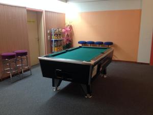 Stół bilardowy w obiekcie All Inclusive - Marco Polo Alpina Familien- & Sporthotel