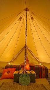 une tente avec un lit et une table. dans l'établissement SENSI - 'FIRE' Restaurant and Glamping, à Oostkamp