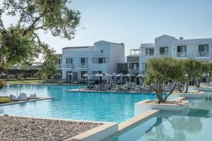 ein Bild des Pools im Resort in der Unterkunft Diamond Deluxe Hotel - Adults Only in Kos-Stadt