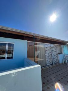 a view of a house with a blue light at Apartamento Elite na Cobertura in Cunha