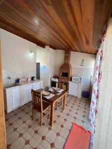 eine Küche mit einem Holztisch im Zimmer in der Unterkunft Apartamento Elite na Cobertura in Cunha