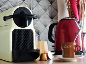 カシにある"Côté Soubeyran" Centre-ville, Garage, Piscine, Terrasseのコーヒーメーカー、テーブルの上にカップ +33枚の写真
