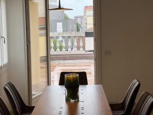 stół z drinkiem przed oknem w obiekcie Attico Vivit 60 w Mestre +13 zdjęć