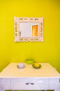 ヴェルナッツァにあるsolemagia in via romaの黄色の部屋