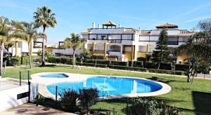 Basen w obiekcie Vera Playa 2 hab 2 WC parking AA, Wifi, padel piscina climatizada y verano Lomas de mar lub w pobliżu