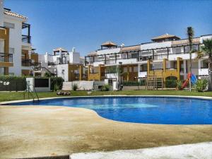 Basen w obiekcie Vera Playa 2 hab 2 WC parking AA, Wifi, padel piscina climatizada y verano Lomas de mar lub w pobliżu