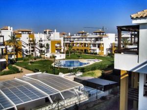 Basen w obiekcie Vera Playa 2 hab 2 WC parking AA, Wifi, padel piscina climatizada y verano Lomas de mar lub w pobliżu