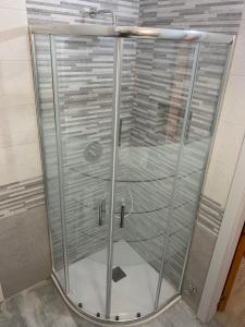 eine Dusche mit Glastür im Bad in der Unterkunft Casa Otranto in Otranto