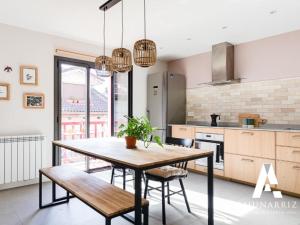 宏达瑞比亚La Muralla by Basquelidays的房间里有一张桌子和几把椅子的厨房