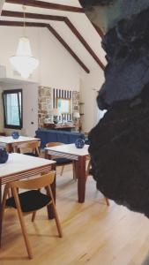 ALTANA في Torraca: غرفة معيشة مع طاولات خشبية وغرفة طعام