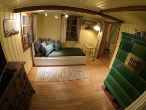 ein kleines Wohnzimmer mit Sofa in einem Haus in der Unterkunft Mountain peace in the heart of Switzerland in Emmetten