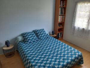 1 dormitorio con cama y estante para libros en Chambres tranquilles en campagne, en Éancé