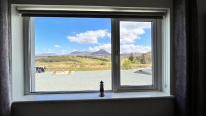 ein Fenster mit Blick auf ein Feld in der Unterkunft Errigal View B&B and Crafts in Fawnaboy Lower