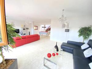 un soggiorno con un divano e un tavolo di Villa Sea Breeze Ocean View a Playa Blanca