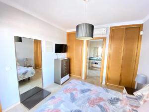una camera con letto e televisore di Villa Sea Breeze Ocean View a Playa Blanca Altre 20 foto