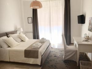 Postel nebo postele na pokoji v ubytování Frangipani HOUSE Cagliari big apartment in the heart of the city with lift