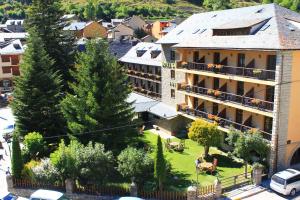 an aerial view of a hotel in a city at Hotel Saurat in Espot