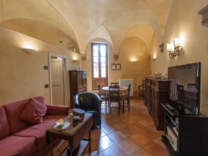 ein Wohnzimmer mit einem Sofa und einem Tisch in der Unterkunft Apartment Residenza Gabrielli in Sarteano