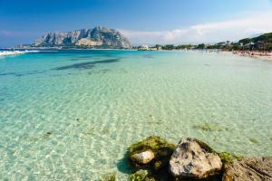 モンデッロにあるCamera a Palermoの海中の岩を望むビーチの景色