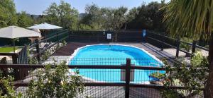 una piscina con una valla alrededor en ApraHouseLoule Guesthouse en Loulé