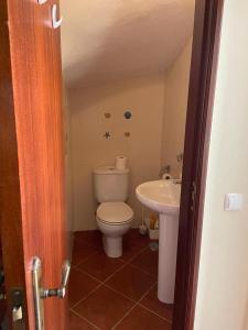 アルモグラヴェにあるA casa do Almograveのバスルーム(トイレ、洗面台付)