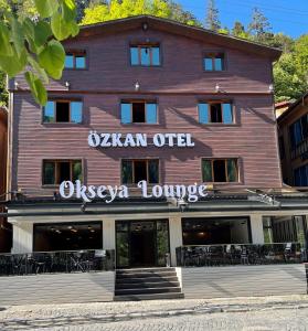 ウズンギョルにあるOzkan Otelのオザオヴァラウンジの看板のある建物